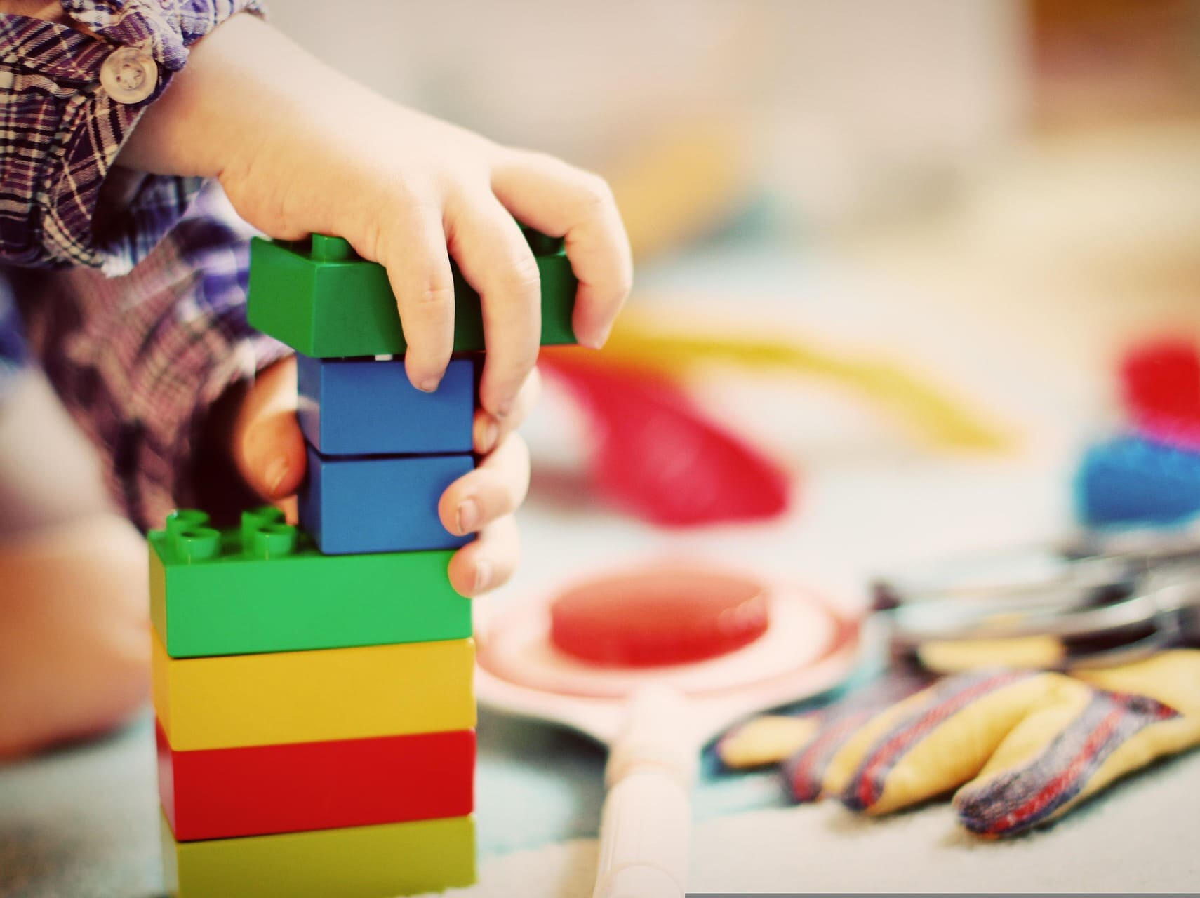 Child game bambino gioca con i blocchi